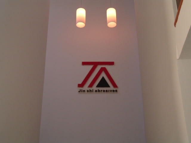 �D����˾�Q�ײ�һ�� �c���ɷŴ�