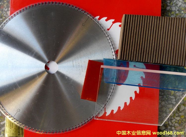 ���Ӿ���Ӳ�|�Ͻ��Ƭ���M�ڴ��ҁ������Ƭ��Ԕ����B