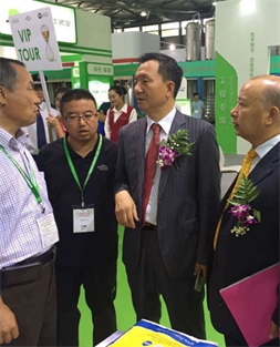 陪同中國淀粉工業(yè)協(xié)會會長佟毅、秘書長魏旭明參觀上海國際淀粉及淀粉衍生物展覽會